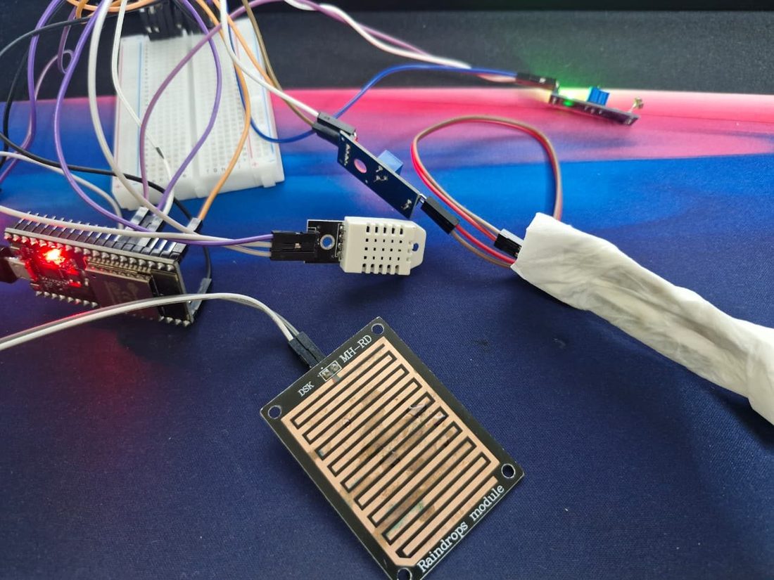 The field node on the bench, rain plate in front.