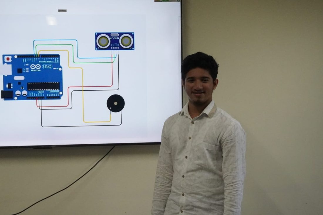 A workshop slide showing an HC-SR04 distance alarm circuit
